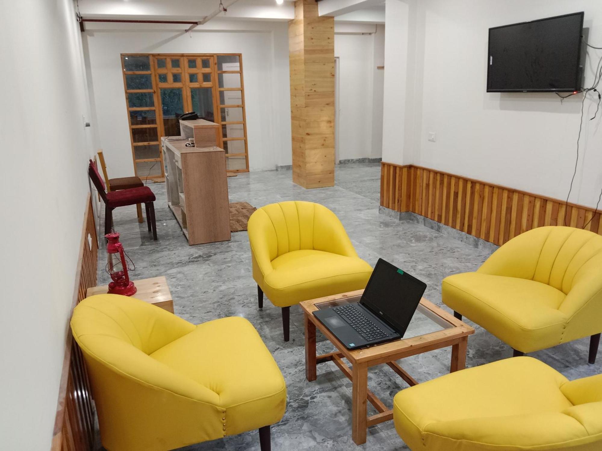 Hotel Apple Flower Manāli Zewnętrze zdjęcie
